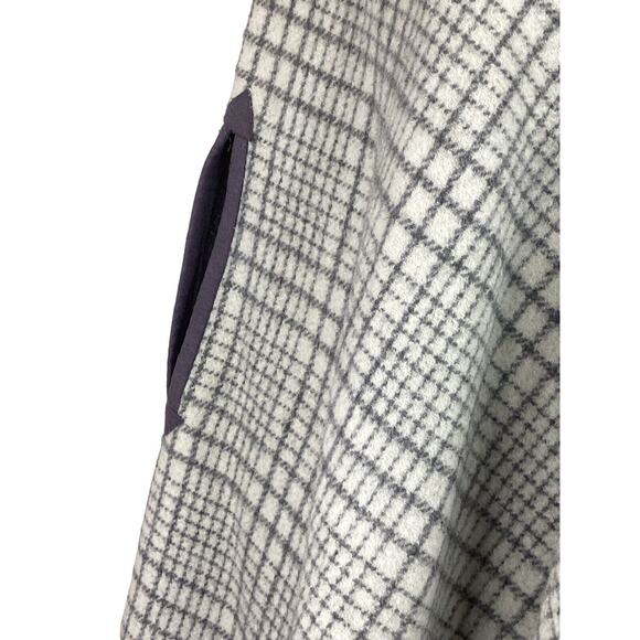 Vtg Wool Poncho Heavy Reversible Gray White Women’s One Size Fits All - Picture 4 of 12